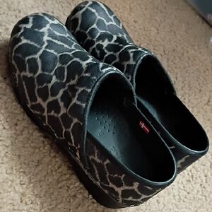 Sanita Giraffe Safari Nurse Clogs SZ 37